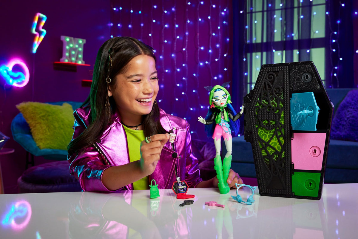 Articulated Doll Set with Locker and 19 Surprises T186
